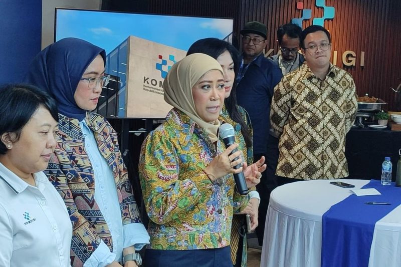 Menkomdigi Meutya Hafid berbicara menggunakan mikrofon dalam acara Komdigi