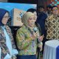 Menkomdigi Meutya Hafid berbicara menggunakan mikrofon dalam acara Komdigi