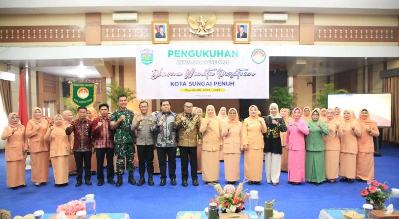Hutri Randa menghadiri pengukuhan pengurus DWP Sungai Penuh.