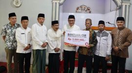 Wali Kota Sungai Penuh Alfin bersama Wakil Wali Kota Azhar Hamzah saat melaksanakan Safari Jumat di Masjid Tawakkal, Desa Sungai Ning.(Foto : Prokopim Kota Sungai Penuh)