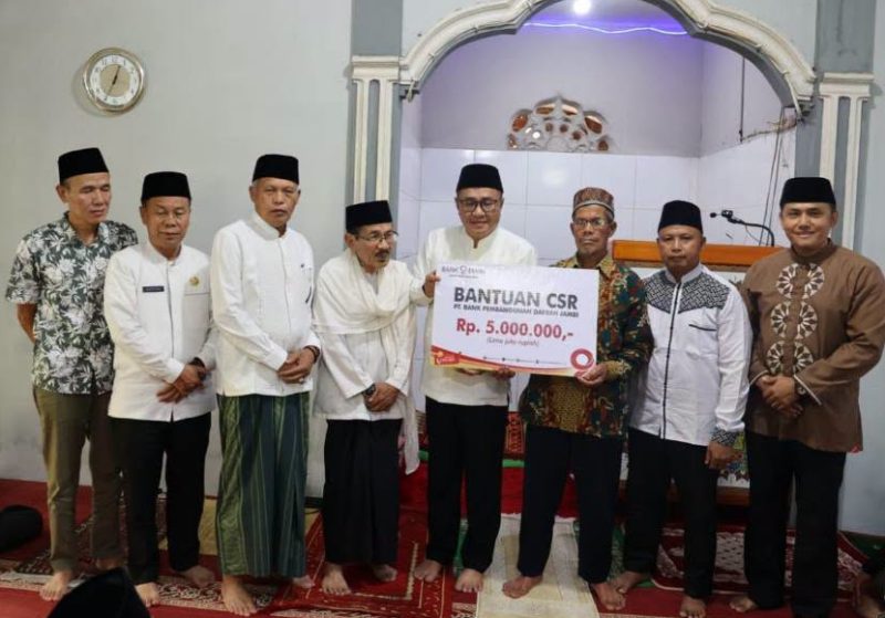 Wali Kota Sungai Penuh Alfin bersama Wakil Wali Kota Azhar Hamzah saat melaksanakan Safari Jumat di Masjid Tawakkal, Desa Sungai Ning.(Foto : Prokopim Kota Sungai Penuh)