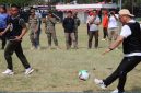 Wali Kota Alfin ikut laga persahabatan melawan Polres Kerinci di Lapangan Merdeka.(Foto:Diskominfosta Sungai Penuh)