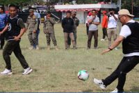 Wali Kota Alfin ikut laga persahabatan melawan Polres Kerinci di Lapangan Merdeka.(Foto:Diskominfosta Sungai Penuh)