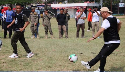 Wali Kota Alfin bermain bola lawan Polres Kerinci