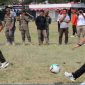 Wali Kota Alfin ikut laga persahabatan melawan Polres Kerinci di Lapangan Merdeka.(Foto:Diskominfosta Sungai Penuh)