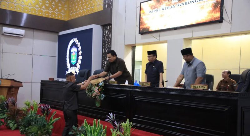 Ketua DPRD Kota Sungai Penuh Hutri Randa memimpin rapat kerja pembahasan KUA-PPAS Tahun Anggaran 2027.