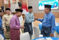 Wawako Sungai Penuh Azhar Hamzah saat menghadiri HUT ke-61 Tanjab Barat.( Foto : Diskominfosta Sungai Penuh)