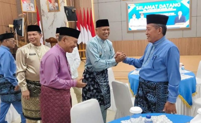 Wawako Sungai Penuh Azhar Hamzah saat menghadiri HUT ke-61 Tanjab Barat.( Foto : Diskominfosta Sungai Penuh)