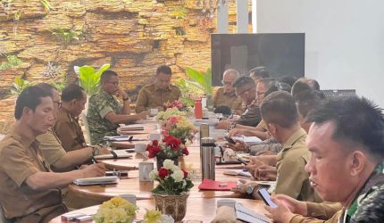 Wali Kota Sungai Penuh Alfin memimpin rapat evaluasi penataan Pasar Tanjung Bajure, Selasa 11 Agustus 2026.