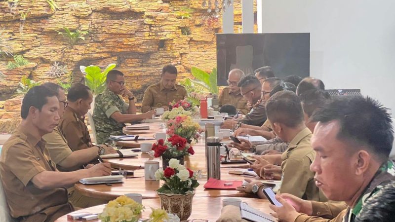 Wali Kota Sungai Penuh Alfin memimpin rapat evaluasi penataan Pasar Tanjung Bajure di Rumah Dinas Wali Kota, Selasa (11/8/2026).