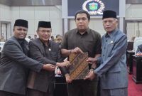 Wawako Azhar Hamzah menandatangani Nota Kesepakatan KUA-PPAS 2027 bersama DPRD Kota Sungai Penuh.