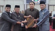 Wawako Azhar Hamzah menandatangani Nota Kesepakatan KUA-PPAS 2027 bersama DPRD Kota Sungai Penuh.