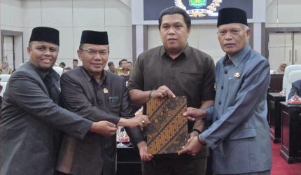 Wakil Wali Kota Sungai Penuh Azhar Hamzah menandatangani Nota Kesepakatan KUA-PPAS 2027 bersama DPRD.