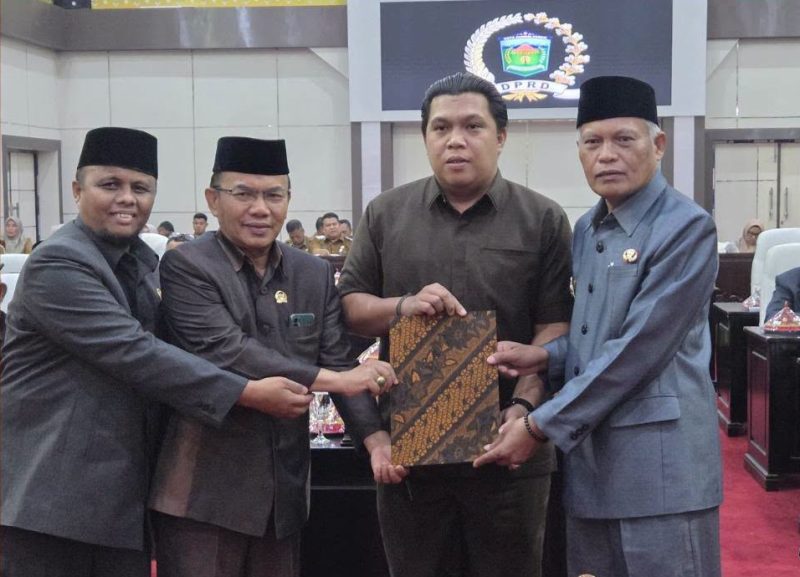 Wawako Azhar Hamzah menandatangani Nota Kesepakatan KUA-PPAS 2027 bersama DPRD Kota Sungai Penuh.