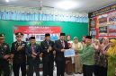 Wali Kota Alfin menyerahkan bansos kepada panti asuhan.