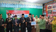 Wali Kota Alfin menyerahkan bansos kepada panti asuhan.