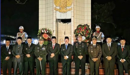 Wali Kota Sungai Penuh Alfin bersama Bupati Kerinci Monadi dan Forkopimda mengikuti Renungan Suci di TMP Bhakti Semumu.