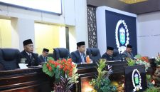 Ketua DPRD Sungai Penuh Hutri Randa memimpin Rapat Paripurna HUT RI ke-81.