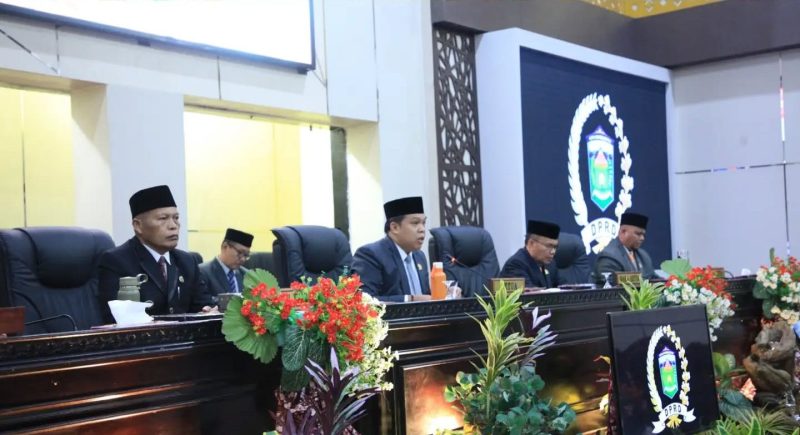Ketua DPRD Sungai Penuh Hutri Randa memimpin Rapat Paripurna HUT RI ke-81.