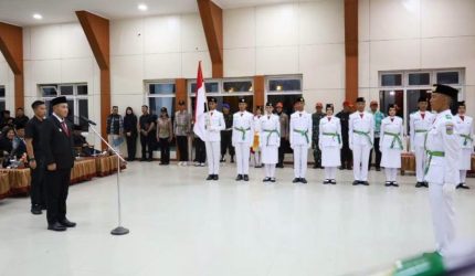 Wali Kota Alfin kukuhkan 30 Paskibraka Sungai Penuh 2026
