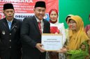 Wali Kota Alfin menyerahkan bansos kepada panti asuhan.