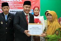 Wali Kota Alfin menyerahkan bansos kepada panti asuhan.
