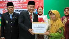 Wali Kota Alfin menyerahkan bansos kepada panti asuhan.