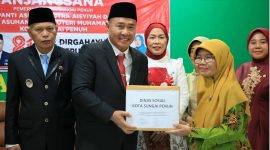 Wali Kota Alfin menyerahkan bansos kepada panti asuhan.
