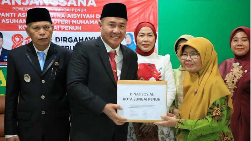 Wali Kota Alfin menyerahkan bansos kepada panti asuhan.