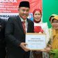 Wali Kota Alfin menyerahkan bansos kepada panti asuhan.
