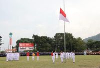 Wali Kota Sungai Penuh bersama jajaran Forkopimda mengikuti Upacara Penurunan Bendera Merah Putih HUT ke-81 RI di Lapangan Merdeka.
