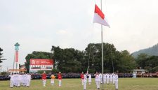 Wali Kota Sungai Penuh bersama jajaran Forkopimda mengikuti Upacara Penurunan Bendera Merah Putih HUT ke-81 RI di Lapangan Merdeka.