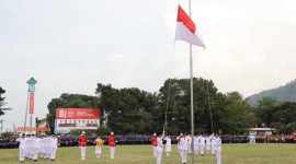 Wali Kota Sungai Penuh bersama jajaran Forkopimda mengikuti Upacara Penurunan Bendera Merah Putih HUT ke-81 RI di Lapangan Merdeka.