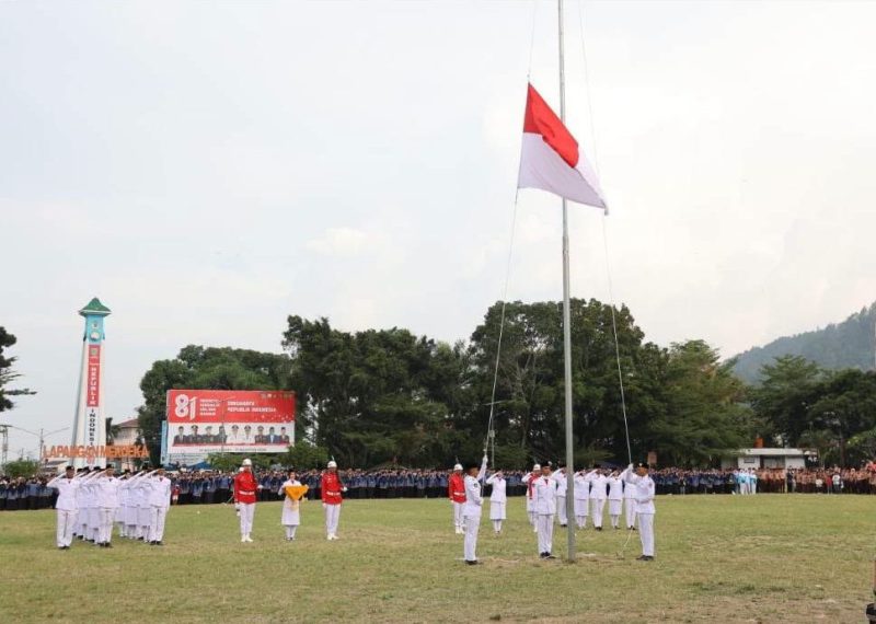 Wali Kota Sungai Penuh bersama jajaran Forkopimda mengikuti Upacara Penurunan Bendera Merah Putih HUT ke-81 RI di Lapangan Merdeka.