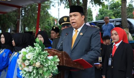 Hutri Randa membacakan teks Proklamasi HUT RI ke-81 di Sungai Penuh.