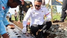 Wako Alfin saat mengikuti penanaman bawang putih serentak di Kayu Aro.