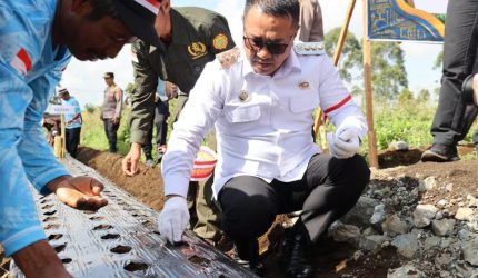 Wako Alfin menanam bawang putih serentak di Kayu Aro.