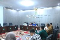 Wakil Ketua Komisi II DPRD Sungai Penuh memimpin RDP membahas distribusi LPG 3 Kg.