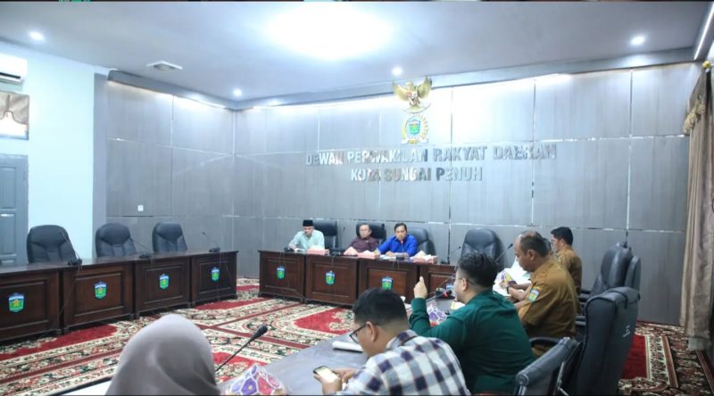 Wakil Ketua Komisi II DPRD Sungai Penuh memimpin RDP membahas distribusi LPG 3 Kg.
