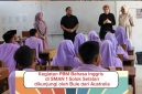 Siswa SMAN 1 Solok Selatan berinteraksi dengan Brita Deborah Mathew dalam pembelajaran bahasa Inggris. ( Foto Doc Smansa 1 Solok Selatan)