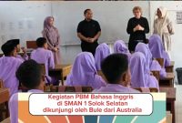 Siswa SMAN 1 Solok Selatan berinteraksi dengan Brita Deborah Mathew dalam pembelajaran bahasa Inggris. ( Foto Doc Smansa 1 Solok Selatan)