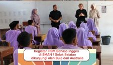 Siswa SMAN 1 Solok Selatan berinteraksi dengan Brita Deborah Mathew dalam pembelajaran bahasa Inggris. ( Foto Doc Smansa 1 Solok Selatan)