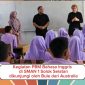 Siswa SMAN 1 Solok Selatan berinteraksi dengan Brita Deborah Mathew dalam pembelajaran bahasa Inggris. ( Foto Doc Smansa 1 Solok Selatan)