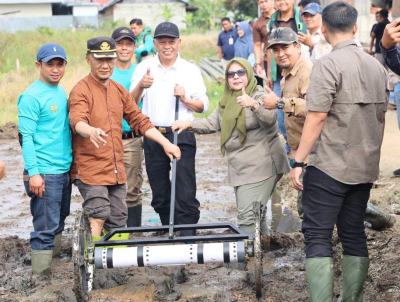 Wakil Wali Kota Sungai Penuh Azhar Hamzah melakukan tanam perdana Penerapan PM-AAS bersama BRMP Jambi.(Foto : Prokopim Kota Sungai Penuh)