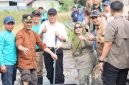 Wakil Wali Kota Sungai Penuh Azhar Hamzah melakukan tanam perdana Penerapan PM-AAS bersama BRMP Jambi.(Foto : Prokopim Kota Sungai Penuh)