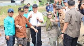 Wakil Wali Kota Sungai Penuh Azhar Hamzah melakukan tanam perdana Penerapan PM-AAS bersama BRMP Jambi.(Foto : Prokopim Kota Sungai Penuh)