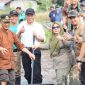 Wakil Wali Kota Sungai Penuh Azhar Hamzah melakukan tanam perdana Penerapan PM-AAS bersama BRMP Jambi.(Foto : Prokopim Kota Sungai Penuh)