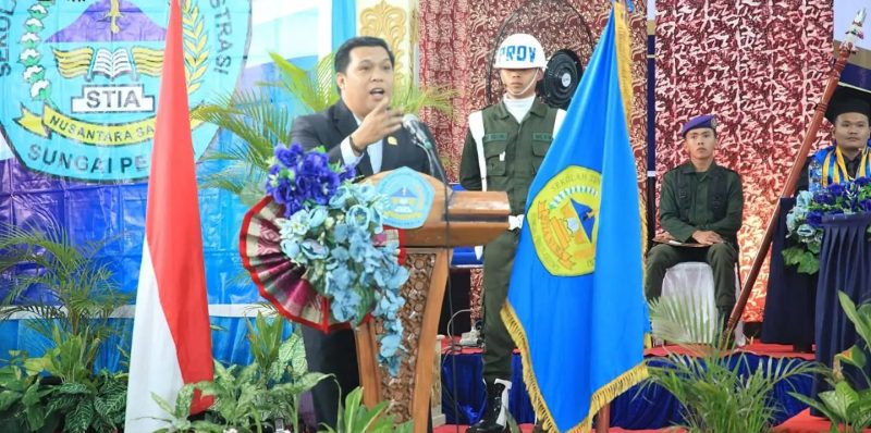 Ketua DPRD Hutri Randa menghadiri Wisuda STIA-NUSA Sungai Penuh.