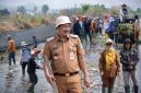 Bupati Monadi bersama warga membersihkan sungai di Siulak Mukai, Senin (24/8/2026).