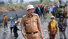 Bupati Monadi bersama warga membersihkan sungai di Siulak Mukai, Senin (24/8/2026).
